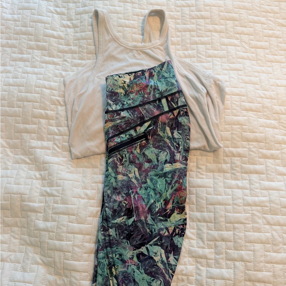 Lululemon Abstract High-Waist Leggings in Teal & Purple with white tank sz6
